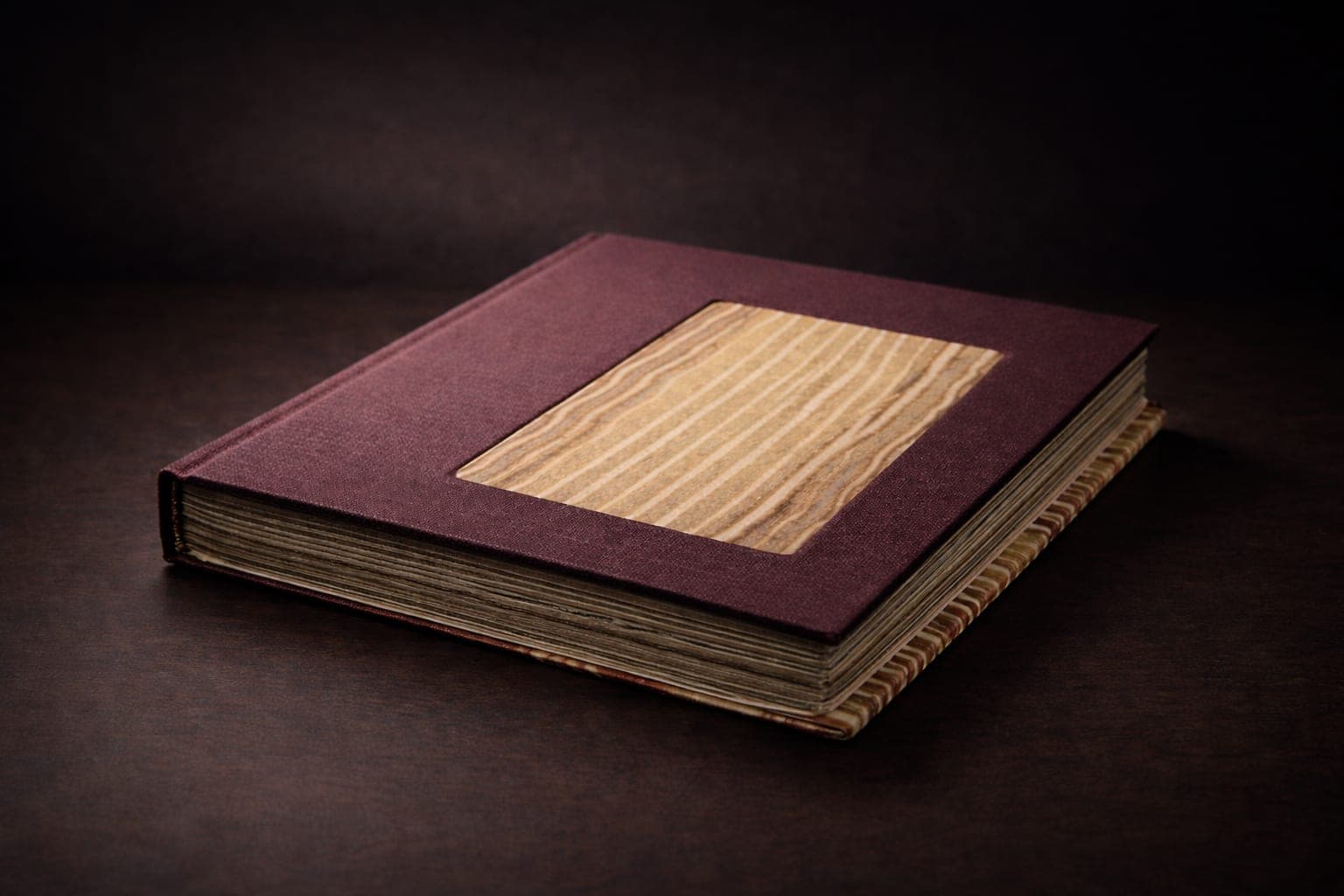 Libro encuadernado a mano sobre mesa de madera